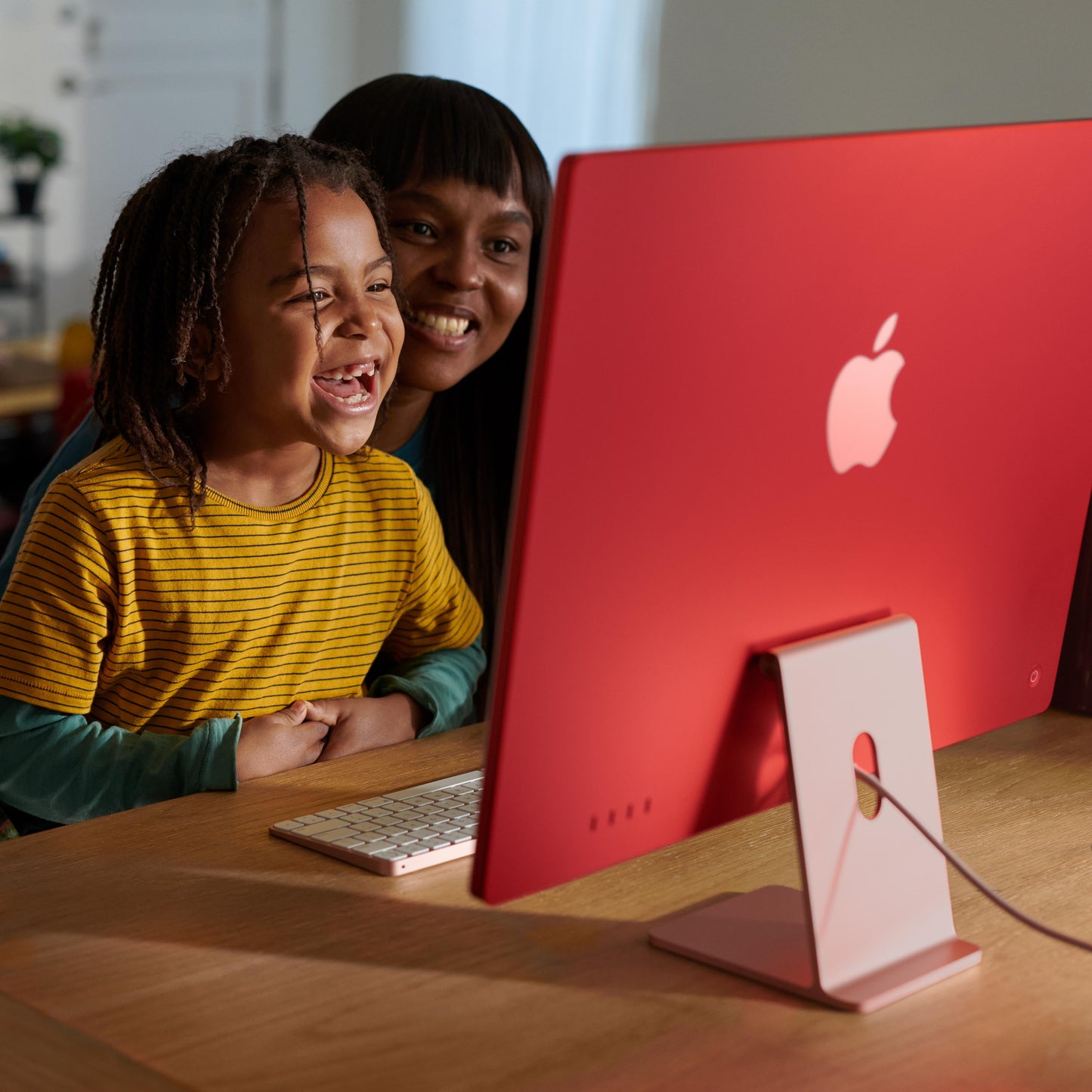 24-inch iMac with Retina 4.5K display: Apple M3 chip with 8?core CPU and 10?core GPU, 256GB SSD - Orange